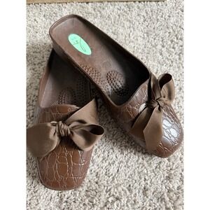 Oka-B Brown Croc Embossed‎ Rubber Mules Bow Accent Slip On Shoes M/L